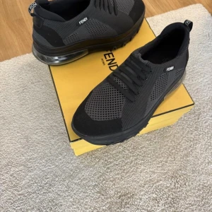 Svarta sneakers från Fendi - Snygga svarta sneakers från Fendi med stickad ovandel och coola meshdetaljer. Skorna har snörning, rund tå och en transparent sula som ger en modern vibe. Perfekta för dig som gillar exklusiva och trendiga sneakers med sportig känsla.