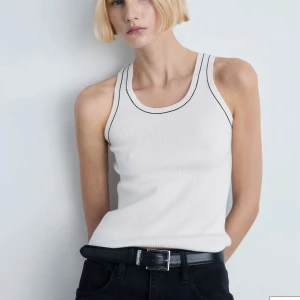 Vit ribbad topp från Mango - Säljer en vit ribbad linnetopp från Mango. ALDRIG använd, etiketten är fortfarande på. 