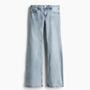 Lågmidjade jeans - Lowwaist blå jeans från HM i storlek 36, köpta på vinted men säljer då de ej passar helt