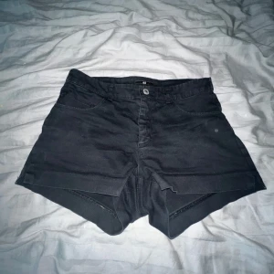 Svarta shorts från H&M, storlek 36 - Svarta shorts från H&M i klassisk femficksmodell med knapp och dragkedja framtill. Säljer eftersom jag har växt ut ur de 🫶