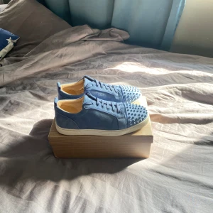 Blå Christian Louboutin med nitar - Kvitto, box och dustbag finns. Skick 9/10