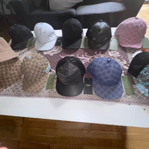 Gucci och fendi kepsar - Det är bara att skriva för pris och modell! Passa på medans lagret räcker:)