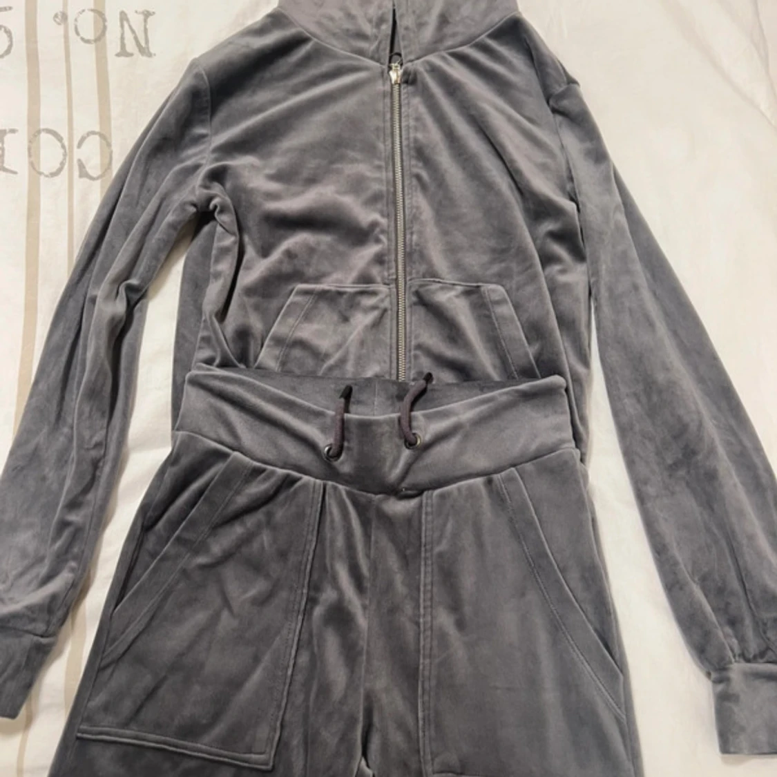 Grå velour hoodie med dragkedja och byxor - 4