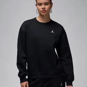 Svart Jordan sweatshirt med logga - Svart sweatshirt från Jordan med klassisk vit Jumpman-logga broderad på bröstet. Tröjan har rund hals, långa ärmar och ribbade muddar. 