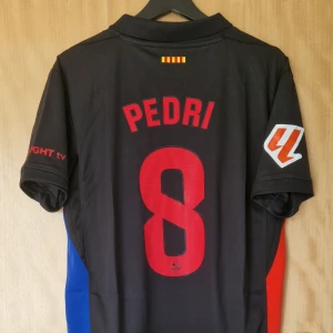 Pedri fotbollströja Barcelona x Travis Scott 24-25 - Pedri Barcelona repIika fotbollströja Travis Scott edition 24-25. Helt ny med tag. Storlek: Small
