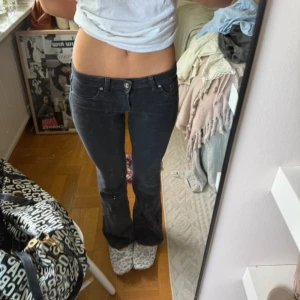 Jeans svarta lågmidjade bootcut utsvängda lowwaist - Svarta jeans från Nelly 💋