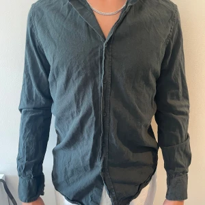 Mörkgrön skjorta från Massimo Dutti - Mörkgrön skjorta i skönt material. Storlek M