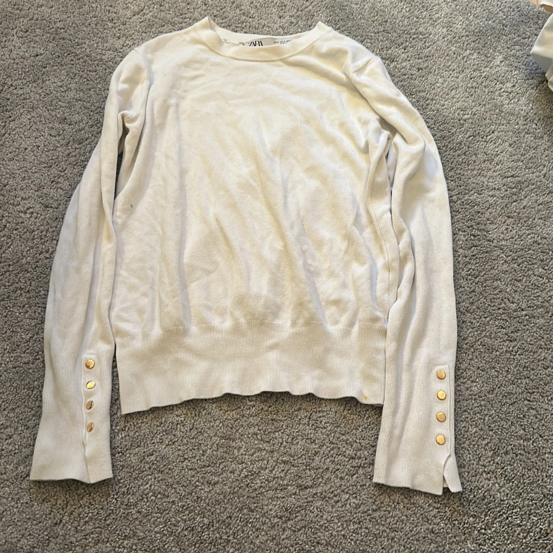 Vit tröja från Zara med guldknappar