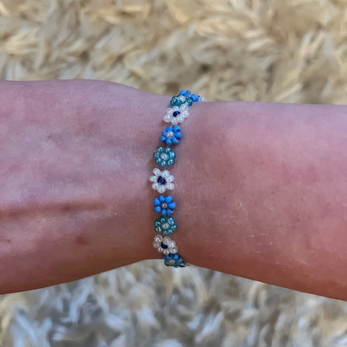 Blommigt pärlarmband i blått och vitt - 2