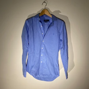 Ralph Lauren skjorta  - Hej! Säljer nu min skjorta från märket Ralphlauren , storlek S bra skick, givetvis äkta. Tveka inte på att höra av dig om du har frågor eller funderingar kring skjortan!
