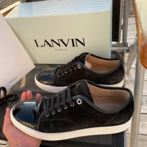 Svarta Lanvin cap toe  - Säljer nu dessa super snygga Svarta Lanvin cap toe i uk 10 motsvarar 44 i Eu men kan passa upp till 45 också. Box, orderbekräftelse och extra skosnören ingår. Sulan är i jätte bra skick men utöver det så har jag lagt ett lager med whitecream för att sulan ska se extra fräsch ut, skriv för fler bilder/frågor🙌🏼