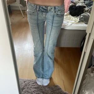 Lågmidjade bootcut jeans XS full length  - Säljer ett par skit snygga ljusblå lågmidjade bootcut jeans från 157 i storlek XS full length. Jeansen har klassisk femficksdesign, markerade sömmar och en snygg tvättad look. Mycket bra skick. Hör av dig om du har frågor eller funderingar 💕