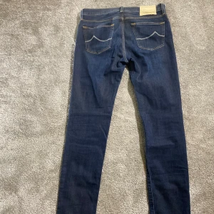 Jacob Cohen jeans  - Hej! Säljer nu mina jeans från märket Jacob Cohen , storlek 28 bra skick, givetvis äkta. Tveka inte på att höra av dig om du har frågor eller funderingar kring jeansen!