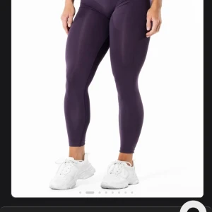 Mörklila  träningstajts från Relode - Säljer ett par mörklila seamless leggings från Relode med hög midja och tight passform. Materialet är stretchigt och mjukt, perfekt för gymmet eller andra träningspass. Diskret logga på midjan och snygg siluett som framhäver formerna.,prime Scrunch modellen använda 2 gånger köpta för 699