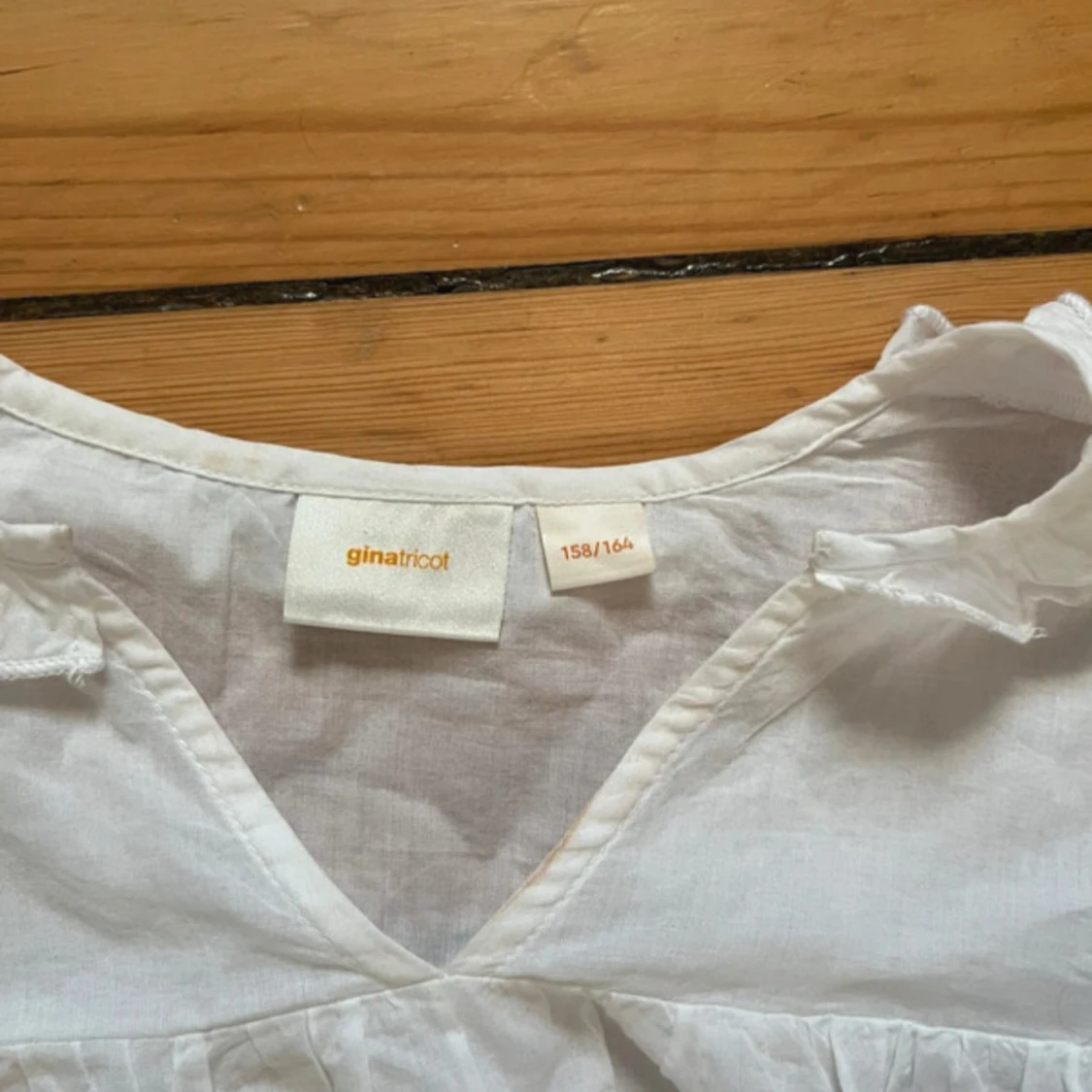 Vit blus med broderade ärmar Gina Tricot - 2