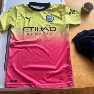 Manchester City fotbollströja - MANCHESTER CITY FOTBOLLSTRÖJA. STORLEK 176 MEN SITTER SOM XS/S. EJ ORGINAL