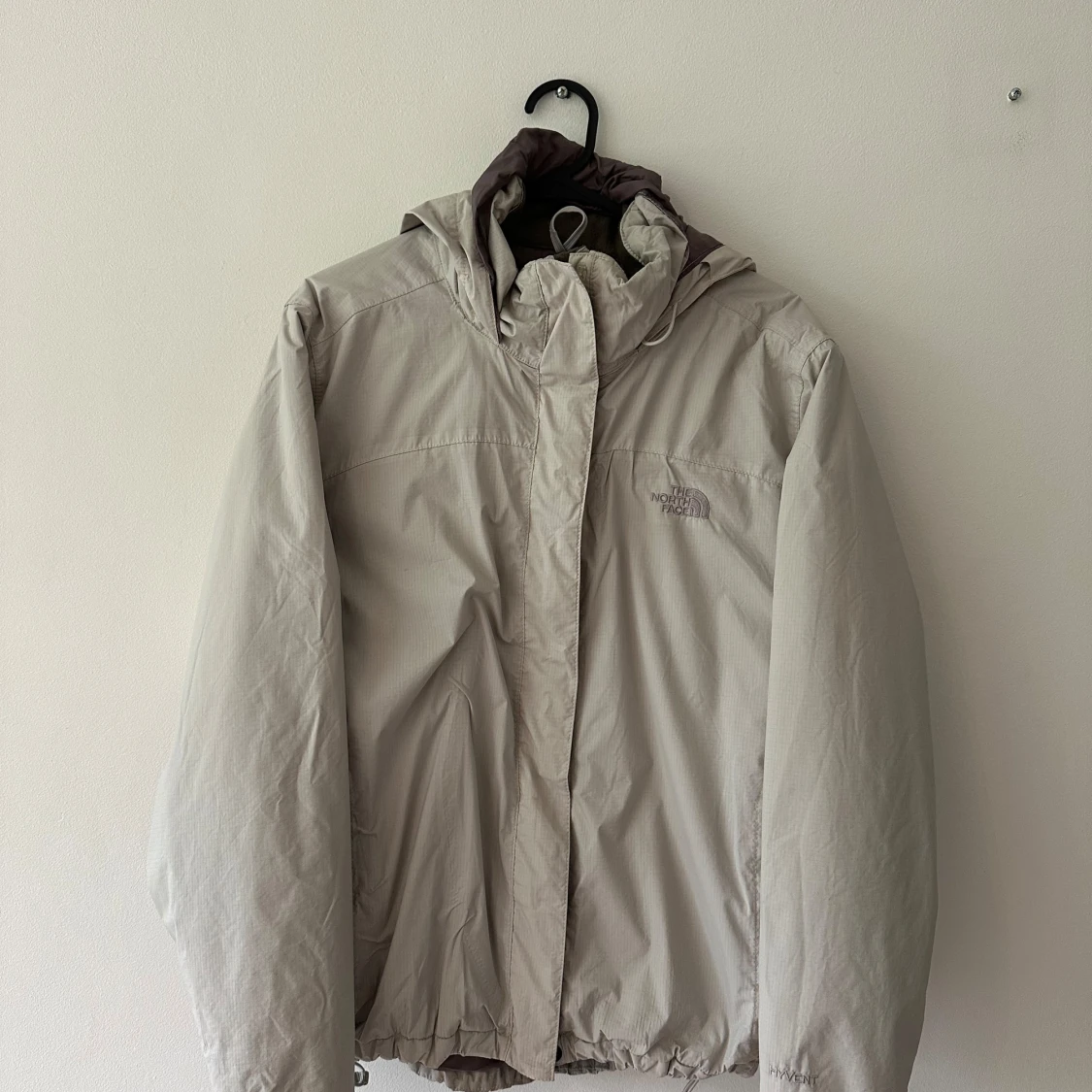 Beige vindjacka från The North Face