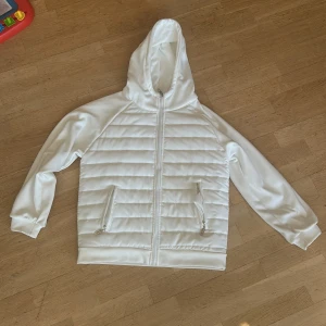 Cardigan - Inge fel, vit cardigan köptes för 899kr