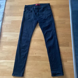 Svarta skinny jeans från Hugo - Slim fit jeans igen Hugo boss. Dom passar bra på dig som är runt 170-80 och vill att dom ska sitta lite mer slim.