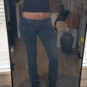Ltb jeans med låg midja - Säljer ett par urtvättade svarta jeans från LTB med låg midja. Dom är långa i modellen och lite utsvängda längst ned.