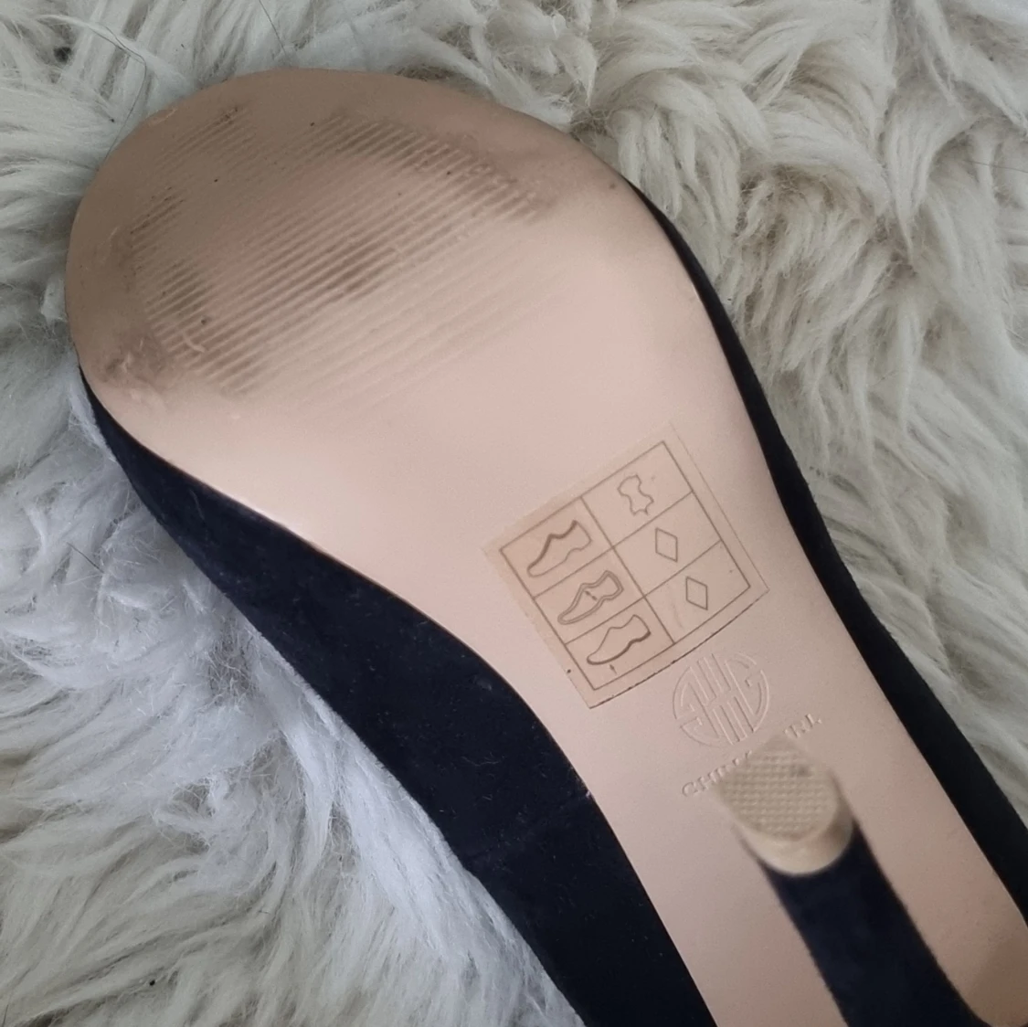 Svarta pumps i mocka med klack - 1