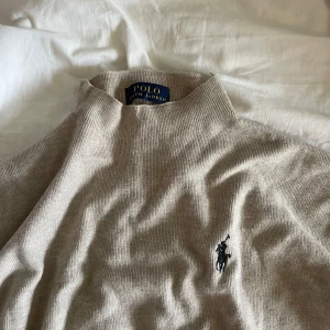 Beige polotröja från Polo Ralph Lauren - Säljer en beige polotröja från Polo Ralph Lauren med polo krage. 