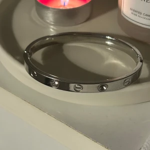 Armband  - Säljer då den inte kommer till användning, vet ej om den är rostfri.