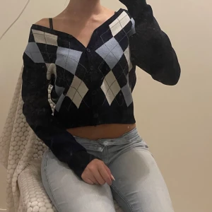 Stickad kofta - Stickad kofta från shein. Det står att det är storlek one-size men skulle säga att den passar xxs/xs/s. Mörkblå med ljusblå och vita detaljer. Säljer då jag inte använder den längre💗