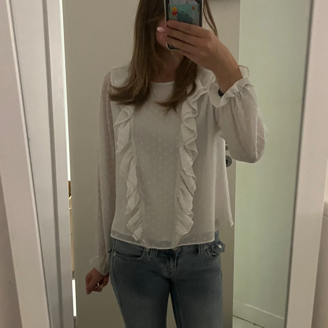 Vit blus med volangdetaljer