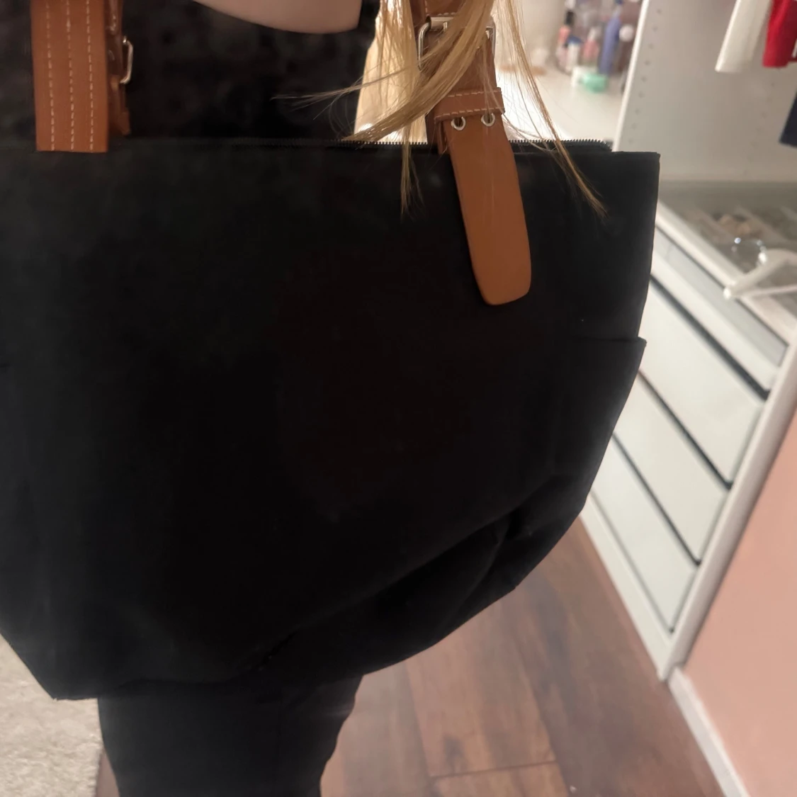 Svart axelväska med bruna detaljer! - 2