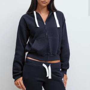 Hoodie - Säljer denna Hoodie, använd en gång, slutsåld på hemsidan, matchande byxor finns att köpa på ginas hemsida🩷