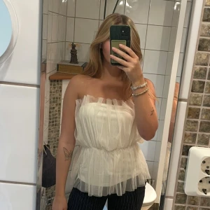 Vit tubtopp i tyll med volang - Supersöt vit tubtopp i tyll med volangdetaljer⭐️Aldrig använd!