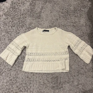 Beige stickad tröja från MNG XS - Supersöt beige stickad tröja från MNG i storlek XS. Tröjan har vida ärmar och snygga virkade detaljer