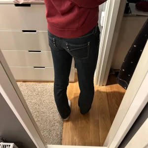 Lågmidjade dieseljeans - Superfina vintage diesel jeans med låg midja som jag aldrig använt. Fint skick och sitter bra på! 