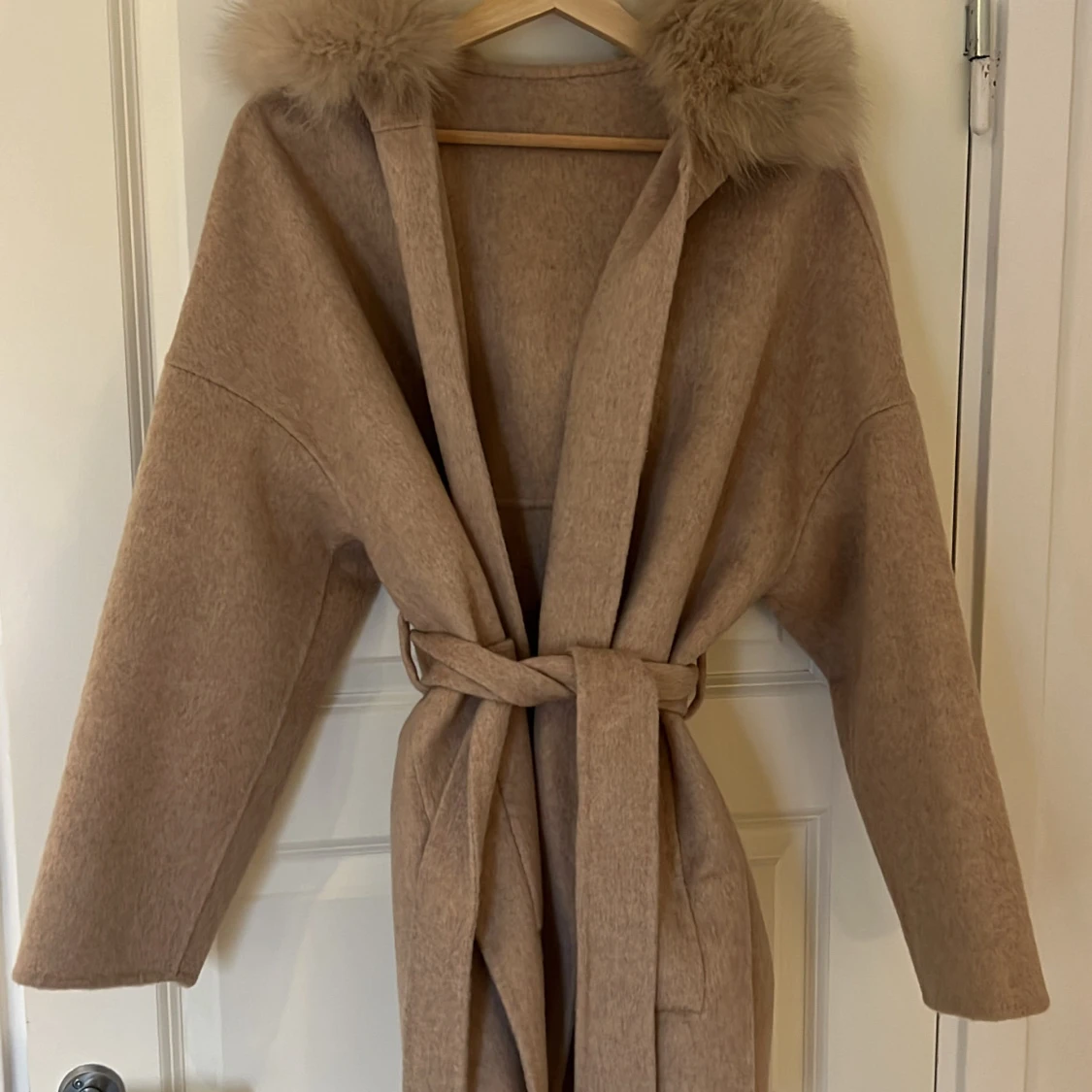 Beige kappa med pälsdetaljer och bälte - 3