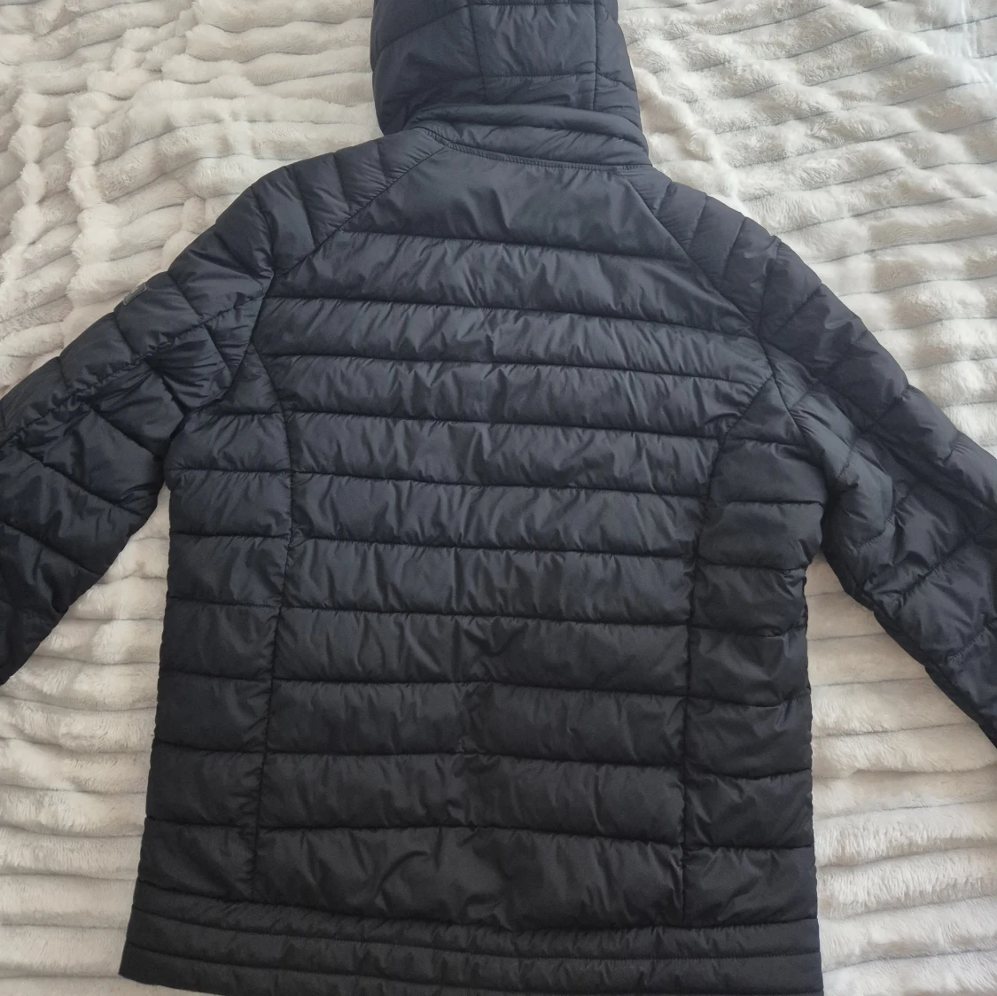 Svart pufferjacka från Guess - 4