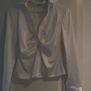 Vit croppad skjorta från Giracou - Jättefin vit croppad blus/ skjorta med satinliknande material från Missay.  Storlek L men passformen är som storlek S. Använt ett fåtal gngr, mycket bra skick.