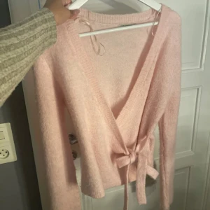 Rosa stickad tröja - Använd 2-3 gånger, mycket bra skick. Säljer då jag aldrig använder den.
