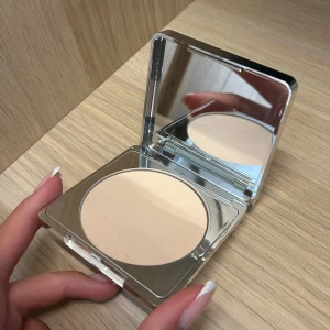 CAIA Soft Focus Powder Translucent - Säljer en endast testad soft focus powder ifrån Caia, fungerar dunder på att matta huden i T zonen😍🙏🏻 säljer då jag börjat använda ett annat istället. nypris 395kr säljer för 195
