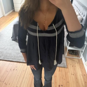 Blus - Så fin blå blus som passar till massa tillfällen💙