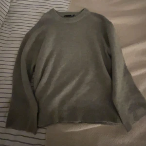 Ljusgrön stickad tröja med rund hals - En enkel och stilren ljusgrön stickad tröja med rund halsringning och långa ärmar. Perfekt att slänga på sig när det är kyligt ute. Tröjan har en klassisk passform och ribbade muddar vid ärmslut och nederkant.