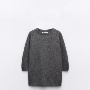 Grå stickad tröja från Zara - Mysig grå stickad tröja från Zara med trekvartsärm. Använd ett fåtal gånger. Nypris 379kr ☺️