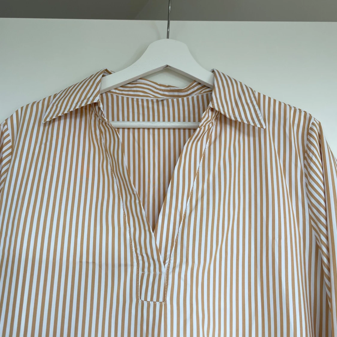 Randig långklänning med krage, storlek L - 1