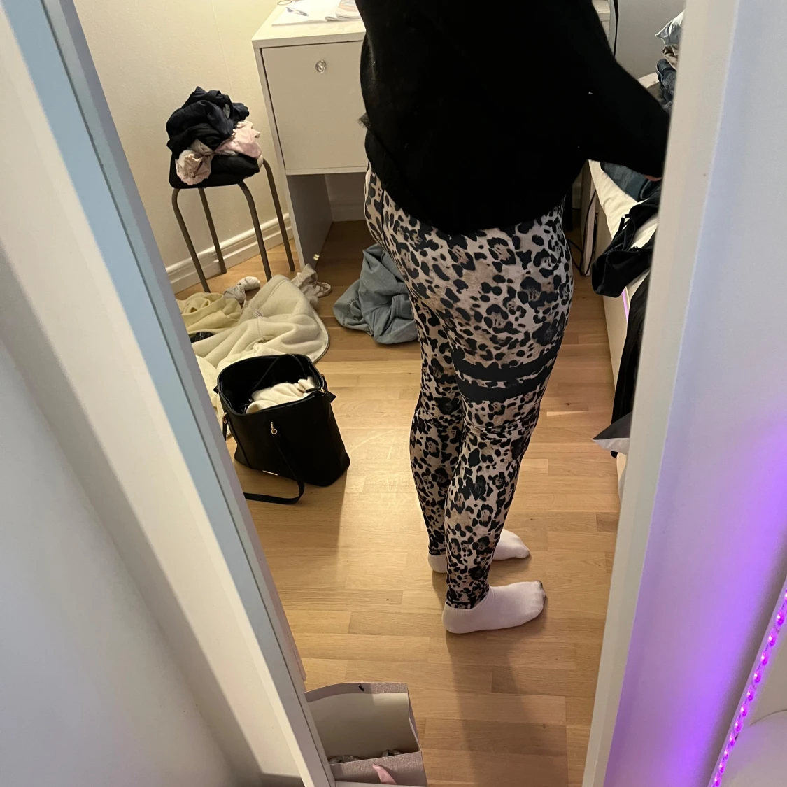 Leopardmönstrade leggings från Stronger - 2