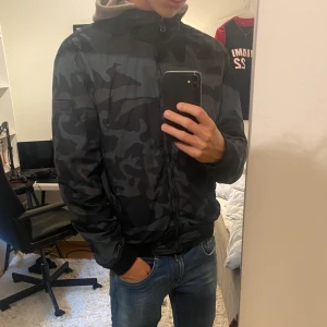 Woolrich Windbreaker (reversable) - Sjukt snygg woolrich Windbreaker perfekt till hösten 🍁 Storlek M ✅ Skick 8/10🌟 Vid minsta fråga eller fundering tveka inte att höra av dig // legitsthlmresell