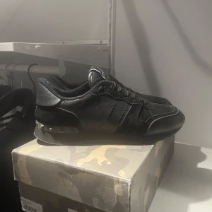 Svarta Valentino Rockrunner  - Hej! Här är ett par äkta Valentino Rockrunners som jag har använt vid enstaka tillfällen, box,dustbag,kort och extrasnören kommer med! Hör av dig om du har frågor!