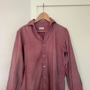 Rosa skjorta från Maria Santangelo - Snygg rosa skjorta från Maria Santangelo Napoli, tillverkad i Italien. Skjortan har diskreta prickar i tyget. Riktigt snygg design, använd 1-2 gånger.