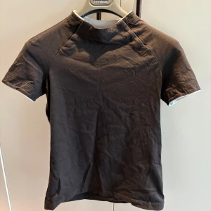 T-shirt Diesel - Säljer min t-shirt från diesel med knappdetalj i kragen. Köpt second habd men har inga tecken på användning. Den är i stl M men jag skulle säga att den sitter som en XS/S. 