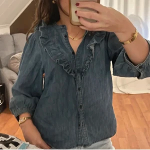 Jeansskjorta med volangdetalj - Super söt jeans blus! Använd få gånger. 