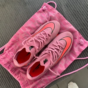 Nike mercurial elite  - Tja! Säljer ett par sjukt snygga Nike Mercurial Vapor 16 Elite AG Pro Mad energy. Skick: 9/10 använda en gång. Storlek: 43. Pris 1099 men pris kan diskuteras. Kom DM för fler bilder eller funderingar. 🔥🤝🏾